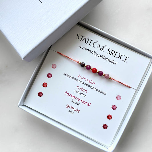 Bílá krabička, ve které je náramek vytvořený z hedvábného provázku a pěti minerály. Náramek je upevněn na promo kartičce s nápisem Statečné Srdce. Náramek je udělán na téma Sebevědomí a Kuráž. Karta také obsahuje vysvětlivky ke každému použitému kameni: Červený Korál pro Kuráž, Rubín pro Odvahu, Granát pro Sílu, Turmalín pro Sebevědomí a Sebeprosazení