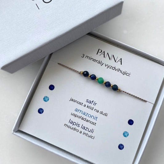 Bílá krabička, ve které je náramek vytvořený z hedvábného provázku a pěti minerály. Náramek je upevněn na promo kartičce s nápisem Panna. Náramek je udělán na téma Znamení Zvěrokruhu. Karta také obsahuje vysvětlivky ke každému použitému kameni: Safír pro Jasnost a Klid na Duši, Amazonit pro Uspořádanost, Lapis Lazuli pro Moudro a Intuici